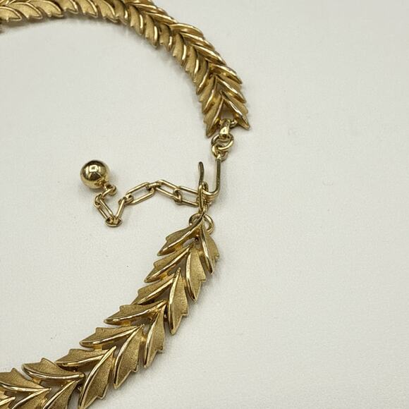Vintage Trifari Necklace 17” Laurel Leaf Wreath Gold Tone Link Choker MCM - Picture 5 of 9